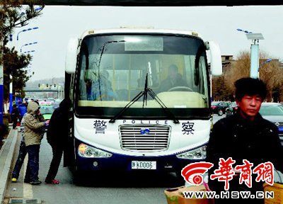 校車掛警車牌收費接學(xué)生 被稱最牛校車(圖)