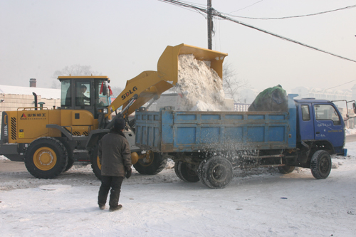 蛟河市清除校車途經(jīng)路面積雪保障學(xué)生平安出行
