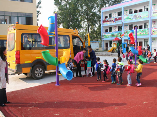 孝南楊店小學(xué)幼兒園用上了新校車具備GPS定位