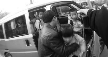 “黑校車”頂風(fēng)上路 7座面包車塞23個(gè)孩子