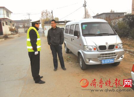 超員面包車被交警查扣。本報(bào)通訊員 張力斌 攝
