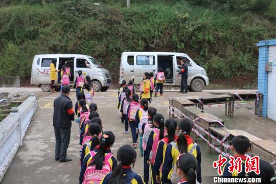 四川納溪規(guī)范農村學生出行 客運車“兼職”校車