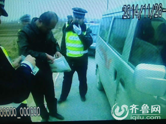 臨邑：荷載8人“黑校車”按小板凳 一車竟裝19人