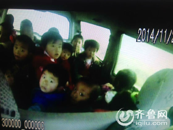 臨邑：荷載8人“黑校車”按小板凳 一車竟裝19人