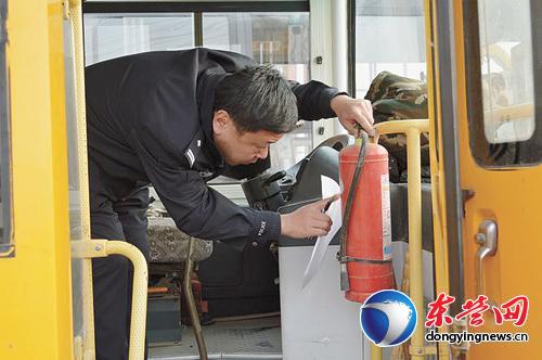 花官對校車進行安全監測
