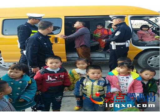 義龍交警查獲一起超載“黑校車”載有22名幼兒園學生