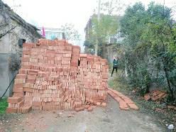 磚堆擋道
