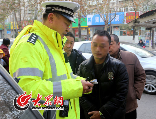 濟(jì)南市中交警今晨查獲一輛非法營(yíng)運(yùn)“校車”