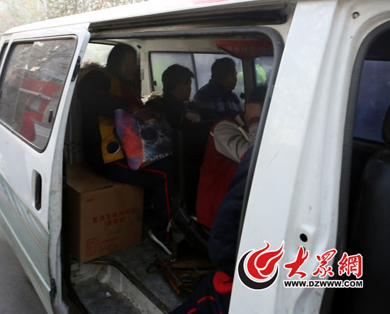 濟(jì)南市中交警今晨查獲一輛非法營(yíng)運(yùn)“校車”