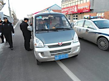 交警查處一非法黑校車(chē) 7座面包車(chē)塞11人(圖)