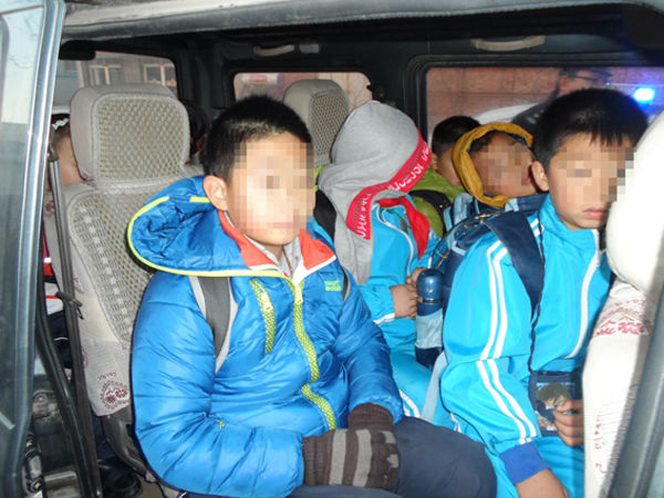 驚人一幕!小面包車當校車塞進11個孩子