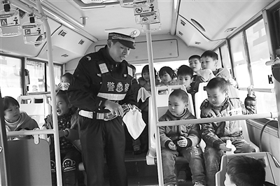 邵武交警組織開展了校車安全培訓及校車逃生演練活動