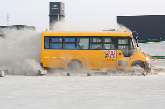 當(dāng)轎車撞上校車 宇通校車用安全回饋國民信任