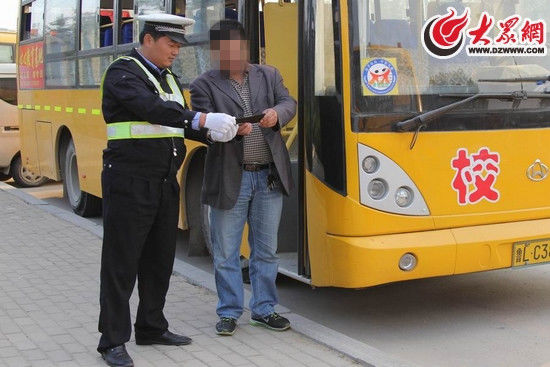 開(kāi)發(fā)區(qū)警校聯(lián)手突擊檢查校車 兩駕駛員持假證被查
