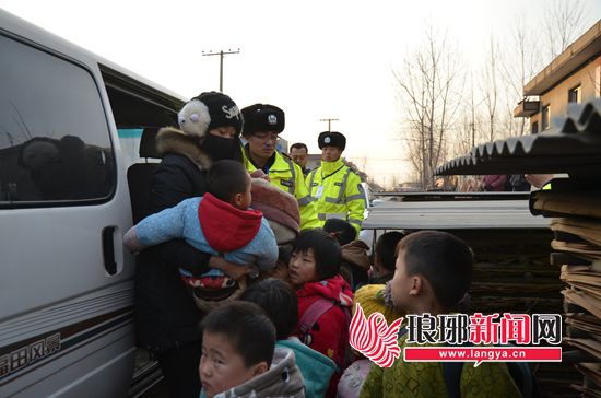 山東臨沂查一黑校車 女司機(jī)啥證沒(méi)有竟載了13個(gè)娃