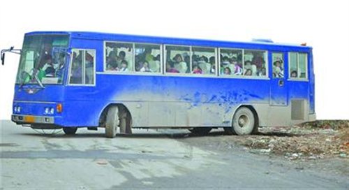 校車(chē)接送小學(xué)生 核載36人實(shí)載90多人