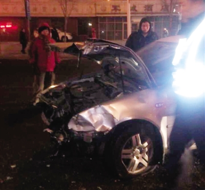 寶來撞破護(hù)欄 又迎頭撞校車