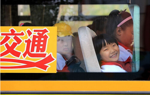 《美麗交通，平安校車》——濱城區(qū)六中的小學(xué)生乘坐平安校車回家路上