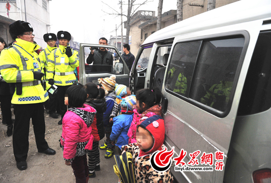 臨沂一黑校車核載7人實(shí)載11人 嚴(yán)重超載被查
