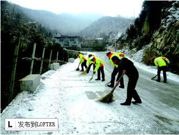 景區(qū)交警上路清雪護送校車上放學
