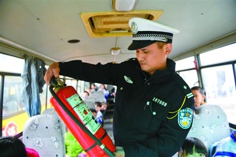 交警在三水區各主干道突擊檢查校車。 　　佛山日報記者李護彬攝