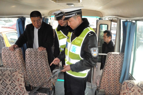哈密市教育系統(tǒng)召開2015年校車駕駛員安全培訓(xùn)會(huì)議/