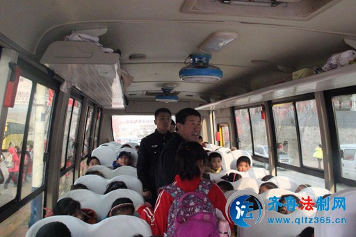 五蓮城關(guān)派出所加強(qiáng)全國(guó)“兩會(huì)”期間校車管理