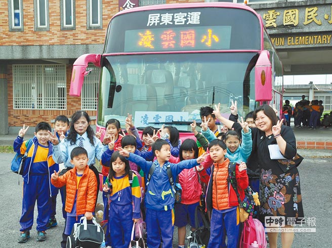 師法外國學校，凌雲國小將公車作為學童交通車。（林和生攝）