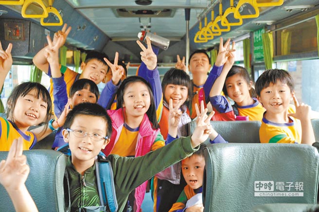 交通車替家長解決接送時的不便。搭車成了學童最期待的一刻。（林和生攝）