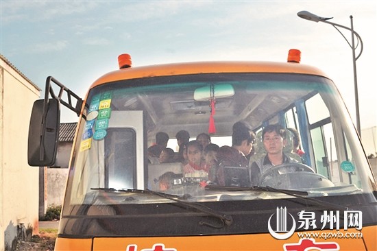 晉江：校車(chē)超載過(guò)半 民警扣車(chē)分流學(xué)生