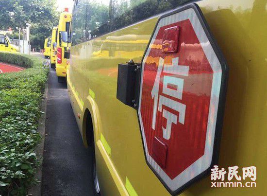 圖說：一輛車的“停”車標(biāo)志無法翻起，被警察發(fā)現(xiàn)。新民晚報新民網(wǎng)記者