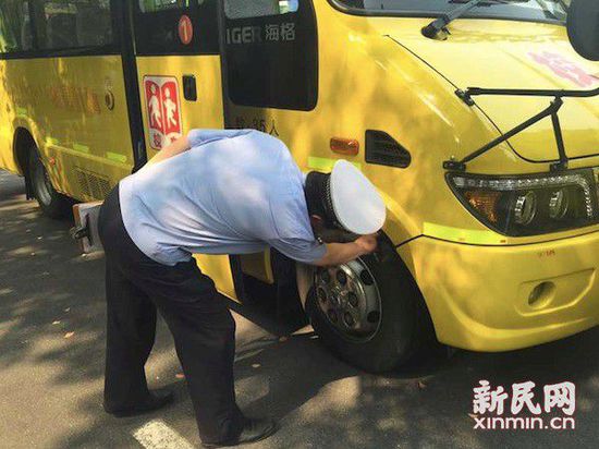 圖說：在新學(xué)期即將開學(xué)之際，徐匯公安分局交警支隊對轄區(qū)內(nèi)的270余輛校車進(jìn)行安全隱患大排查。新民晚報新民網(wǎng)記者胡彥珣