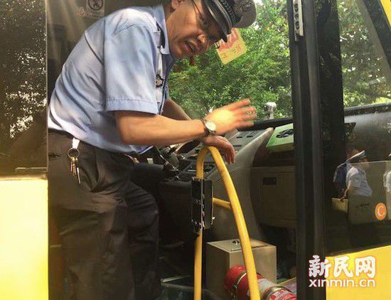 圖說：交警在對車上的滅火器、藥箱進(jìn)行檢查。新民晚報新民網(wǎng)記者