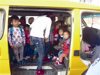 湖北棗陽(yáng)一9座幼兒園校車(chē)塞下30名孩子