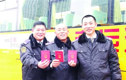 青島近千名校車司機加冕金藍領 可享特別補貼