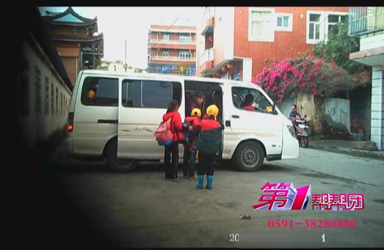 福州福清一小學(xué)盤踞大量黑校車 一輛車塞滿19名學(xué)生