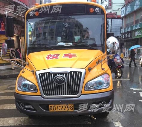 宿醉未醒開(kāi)校車(chē)逆行，校車(chē)司機(jī)被記12分