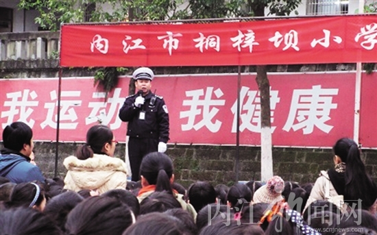 交警進校園講解校車安全知識 為學生寒假安全“保駕護航”