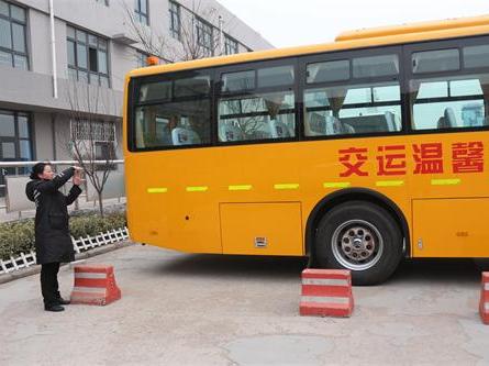 山東省即墨校車大體檢，為學(xué)生安全保駕護(hù)航