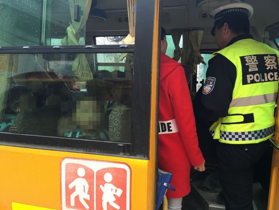 民警檢查校車