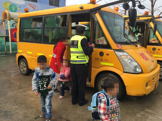 民警疏散上學幼童