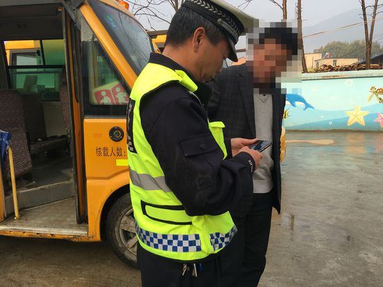 交警向校車司機調查取證