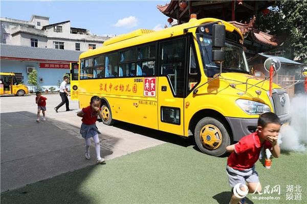 強化幼兒園校車安全培訓，預防夏季高溫突發(fā)事件