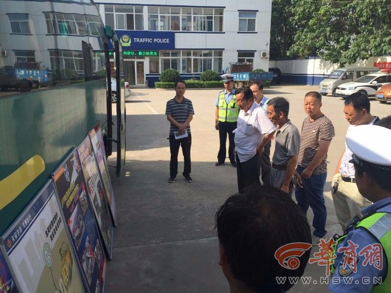 當日上午，交斜中隊召集轄區各幼兒園負責人及校車駕駛員共40余人，參加了安全教育宣傳大會。會上，民警通過視頻介紹了黑校車存在的安全隱患，以及近年來由于交通事故引發的群死群傷事件及校車亡人事故案例。