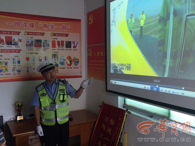 當日上午，交斜中隊召集轄區各幼兒園負責人及校車駕駛員共40余人，參加了安全教育宣傳大會。會上，民警通過視頻介紹了黑校車存在的安全隱患，以及近年來由于交通事故引發的群死群傷事件及校車亡人事故案例。