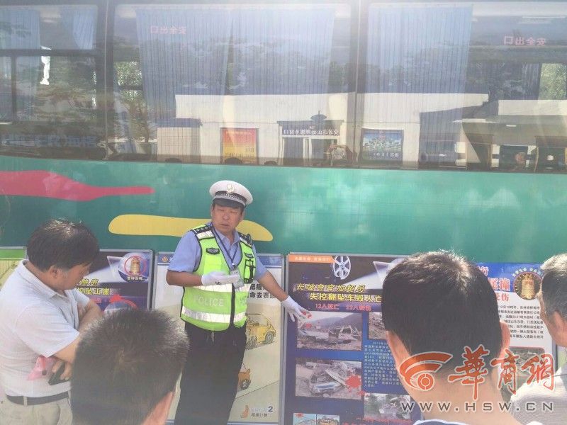 當日上午，交斜中隊召集轄區各幼兒園負責人及校車駕駛員共40余人，參加了安全教育宣傳大會。會上，民警通過視頻介紹了黑校車存在的安全隱患，以及近年來由于交通事故引發的群死群傷事件及校車亡人事故案例。