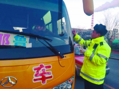 11月28日，市公安局交通警察局開展了校車違法行為專項(xiàng)整治行動(dòng)。利用早晚接送學(xué)生的高峰時(shí)段，在全市范圍內(nèi)設(shè)置34處學(xué)校周邊固定整頓組、50組巡邏管控組，全面對(duì)校車超員、超速、涉牌涉證等交通違法行為進(jìn)行集中整治。整治行動(dòng)當(dāng)日，共計(jì)查獲校車各類交通違法行為30起，扣留非法營(yíng)運(yùn)黑校車3輛。