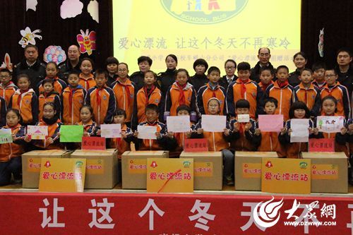 交運(yùn)溫馨校車(chē)公司“愛(ài)心漂流站”三天收兩千件衣物 已寄往云南山區(qū)
