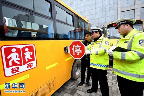 安徽亳州：校車“體檢”迎開學(xué)
