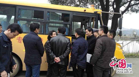 湖南臨澧開(kāi)展校車(chē)安全檢查